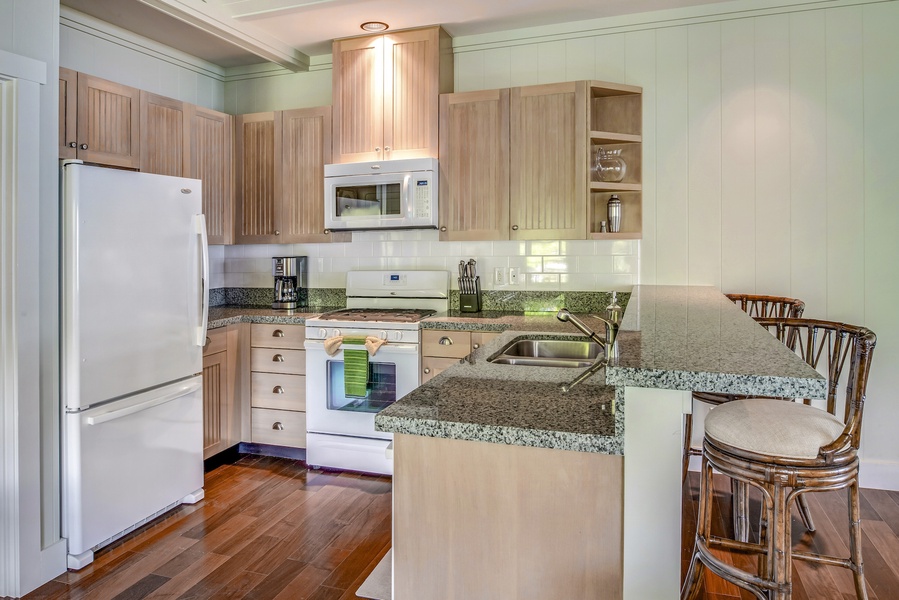 Ohana Guest Cottage Kitchen with Gas Range and Breakfast Bar, Ocean View