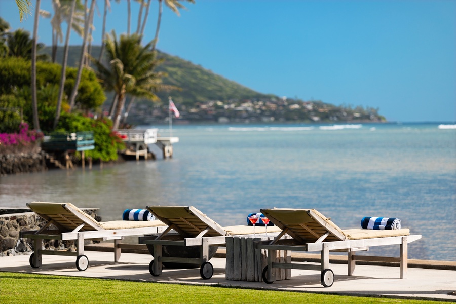 Views of the ultra gorgeous Moanalua Bay and neighborhood of Portlock in the distance.