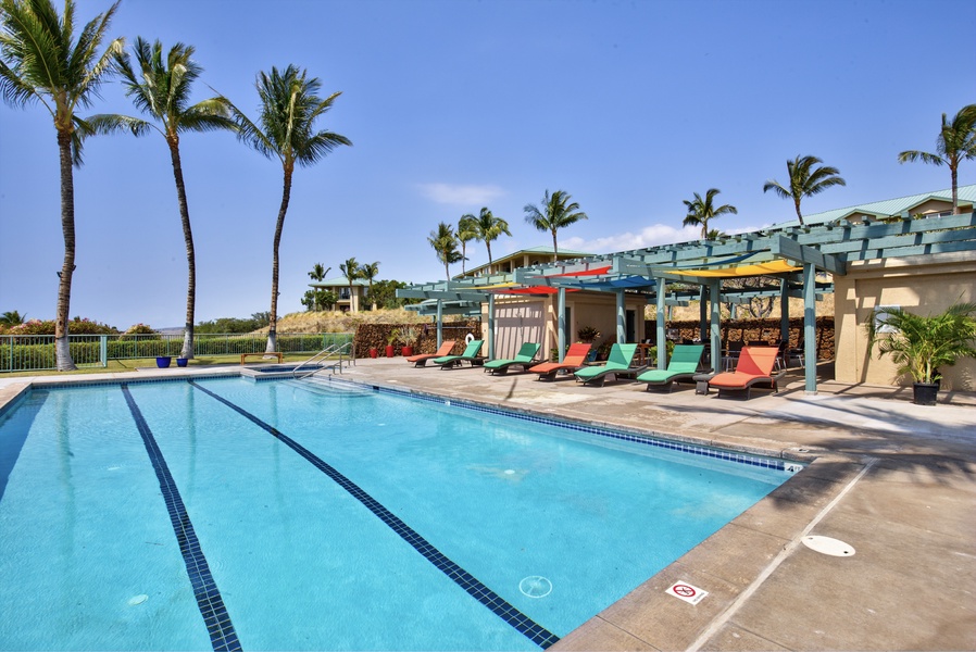Kumulani amenities center with large lap pool, jacuzzi, loungers, BBQ grills, and
covered picnic area.