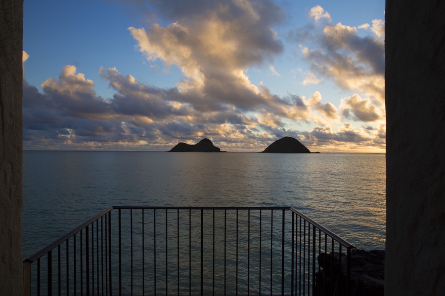 Watching the sun sink below the horizon behind the Mokulua islands.