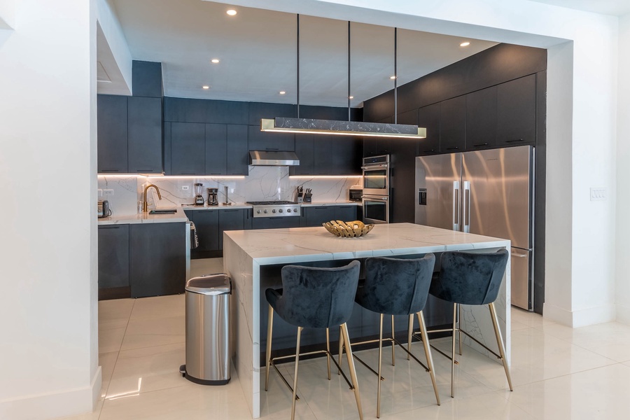 A chic island bar for quick meals and entertainment.