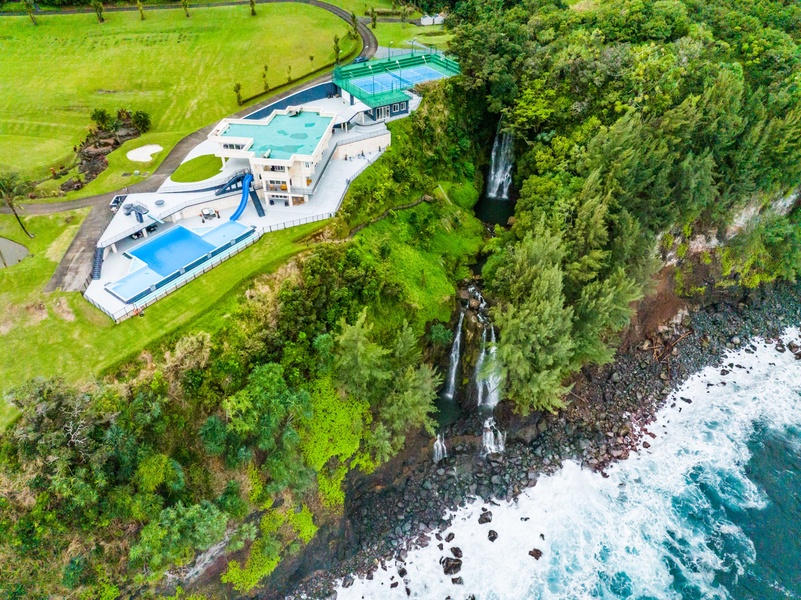 Clifftop compound, absolute privacy, and 180° ocean views.