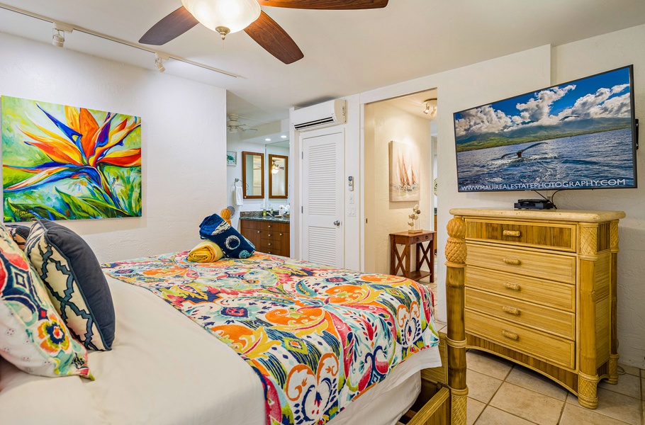 Papakea L-106's bright, cozy bedroom offers a colorful and inviting atmosphere for relaxation