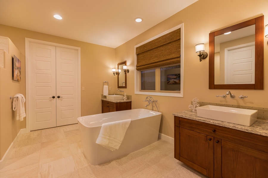 En suite primary bath with soaking tub