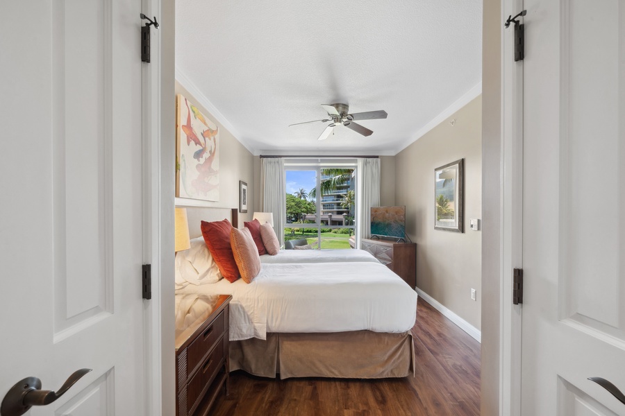 Relax in the second guest suite at Honua Kai Konea 204 with its own views and private bath access.
