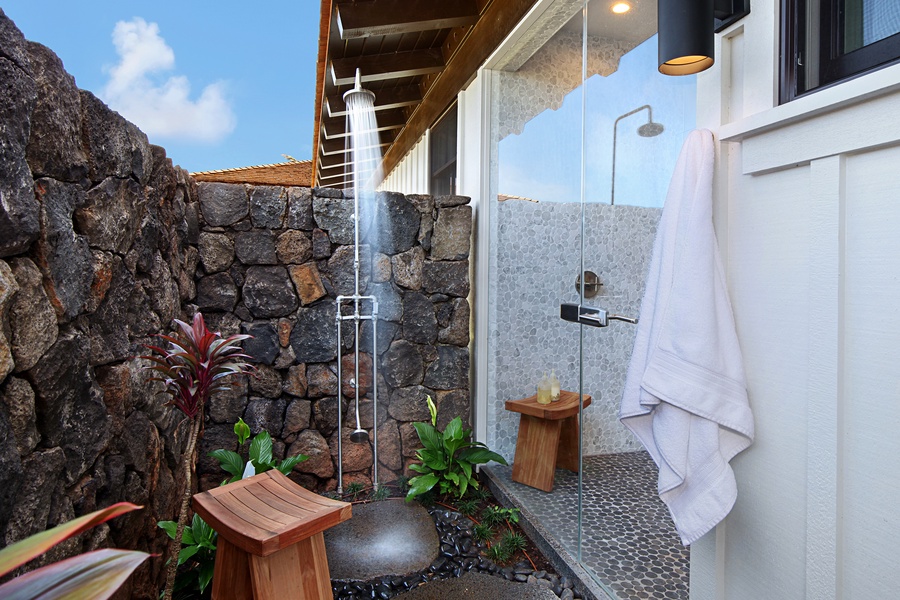 Guest bathroom 3 outdoor lava rock shower