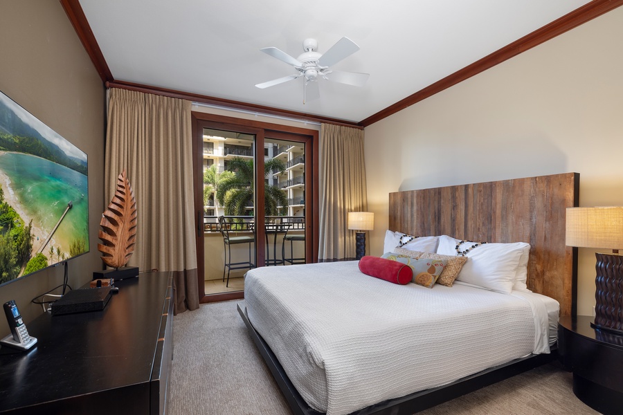 The primary guest bedroom with access to the lanai.