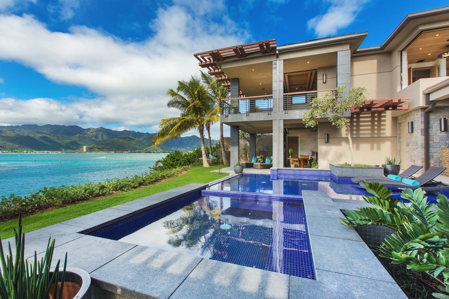 Infinity pool and jacuzzi.