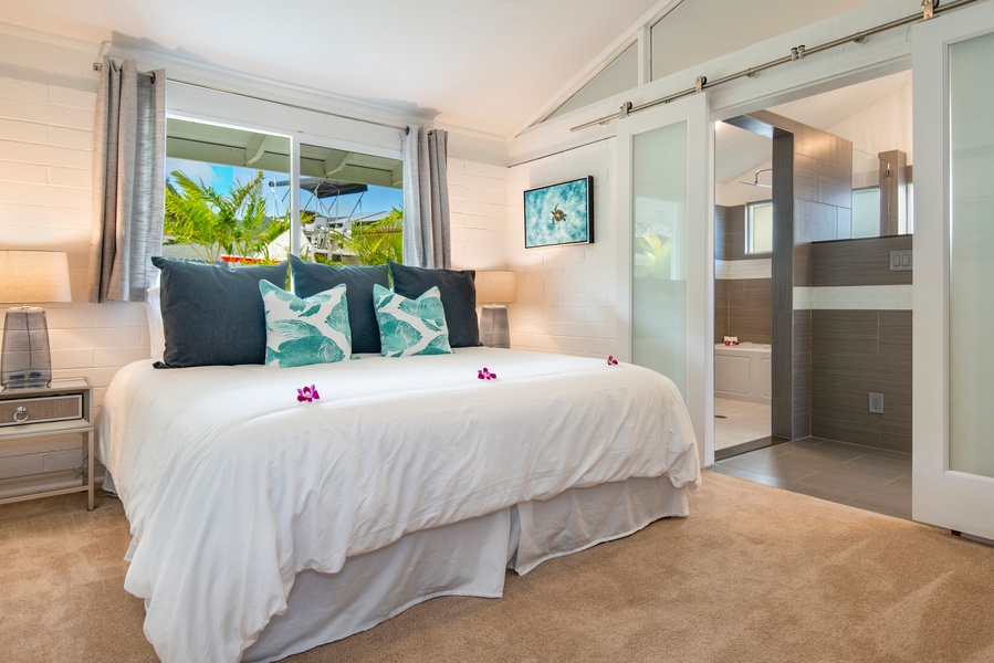 Primary bedroom, king bed, split ac, and en-suite bathroom that leads out to the lanai and marina.