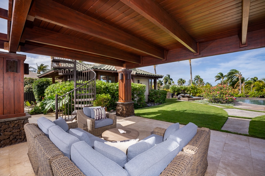 Large covered lanai with flat screen TV