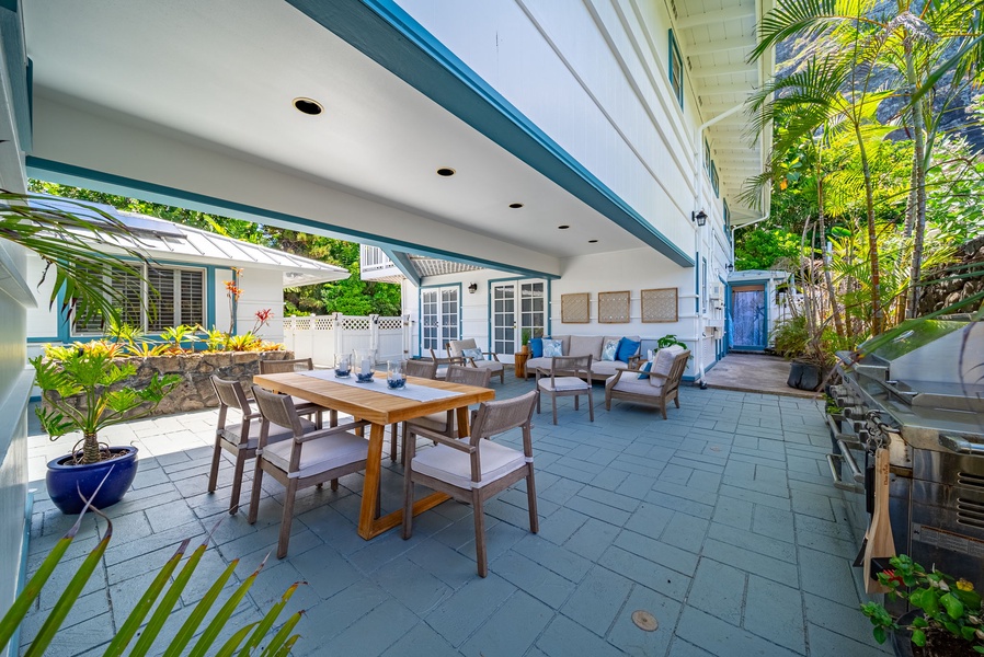 Enjoy open-air dining in the courtyard, surrounded by lush tropical greenery.