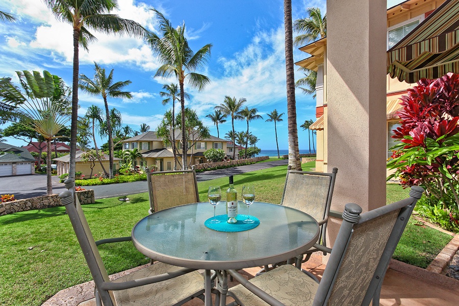 A panoramic view and dining on the lanai.