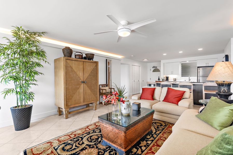 Coastal textures and tropical accents define this secondary lounge area—perfect for curling up with a book or catching up after exploring Waikiki.