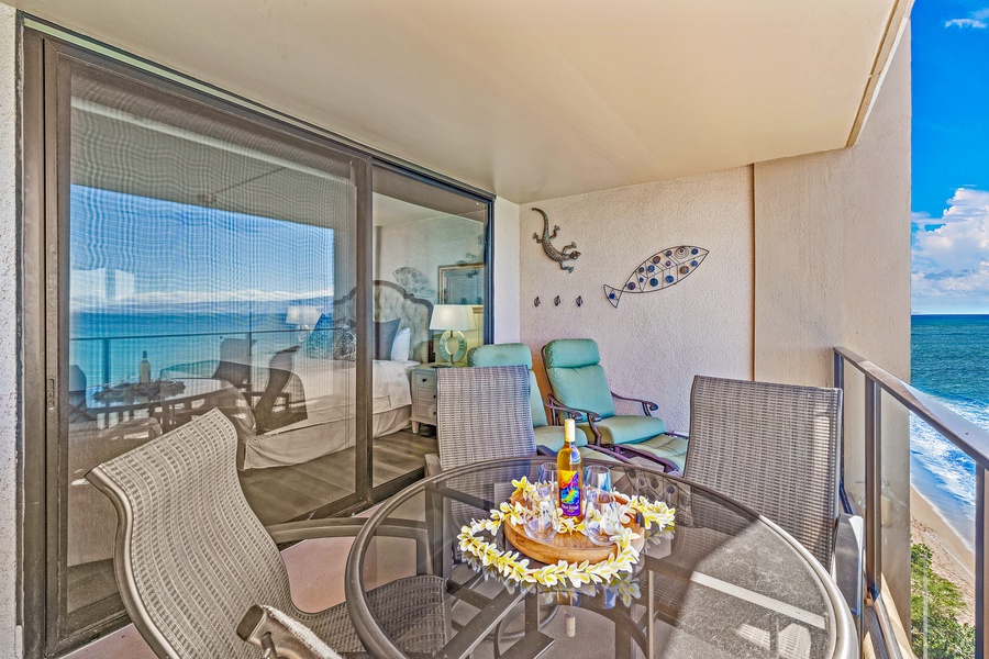 Ocean front dining for 4 on the lanai