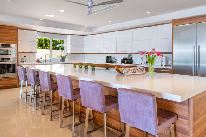 Expansive kitchen island with bar seating—ideal for breakfast, cocktails, or private chef dinners.