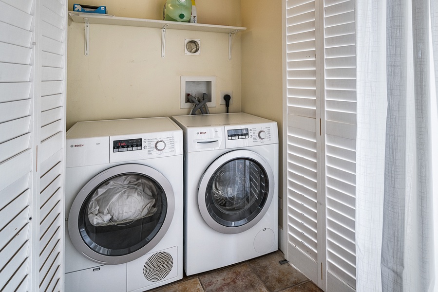 Full sized washer / dryer in this unit!