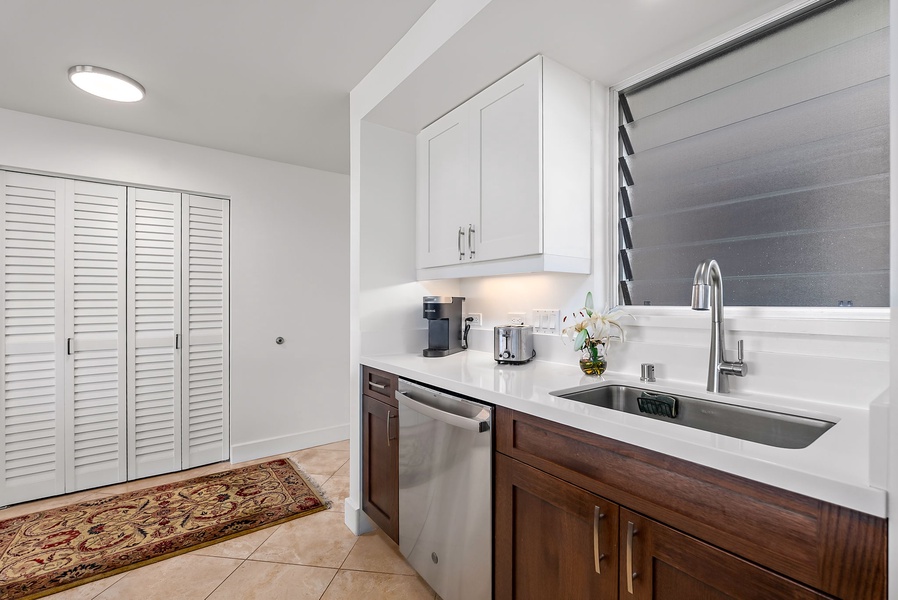 Everything in its place, from the wine rack to full pantry storage—perfect for extended stays or family meals.