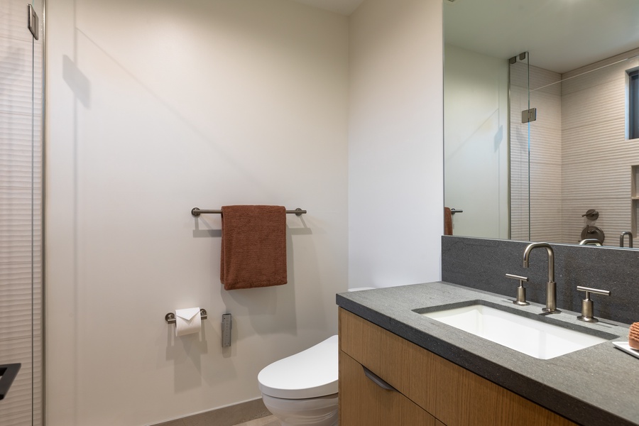 The ensuite bathroom with single vanity.