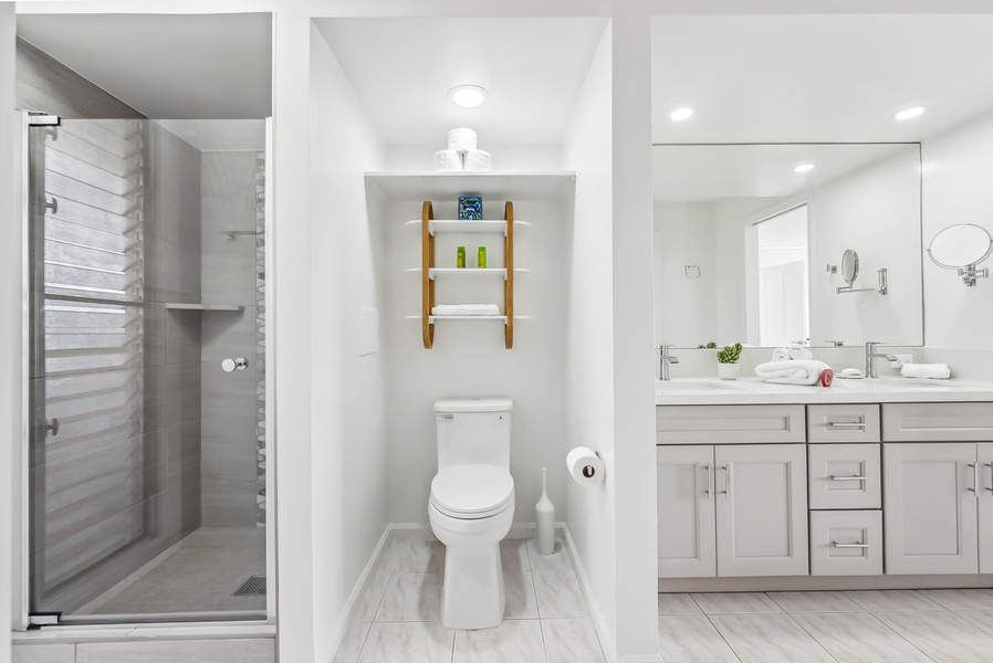 Bright bathroom with modern finishes, offering a clean and refreshing space.