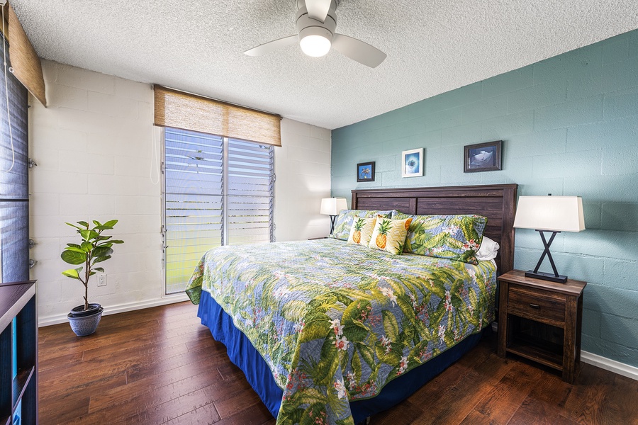 Primary bedroom w/ King bed, ceiling fan, golf course/ocean views, and ensuite