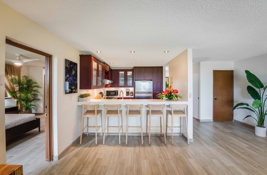 Entertain with ease at the kitchen bar featuring ample seating, perfect for casual breakfasts or evening cocktails.