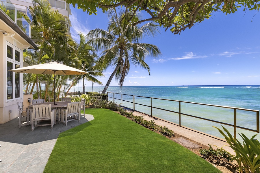 Diamond Head Surf House offers spectacular ocean views.