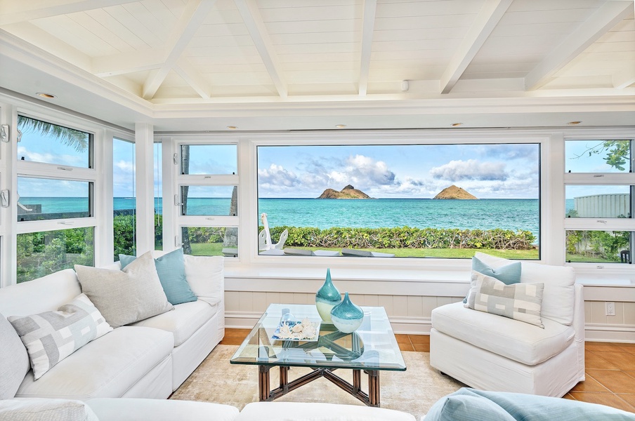 Picturesque views of the aquamarine ocean and Mokulua Islands from the living room