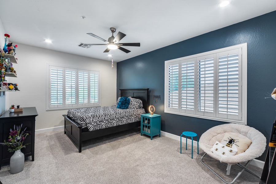 Guest bedroom with queen bed