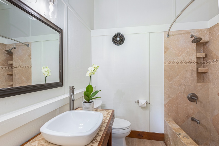 Dedicated en-suite for the lockout suite, featuring walk-in shower and tropical island accents.
