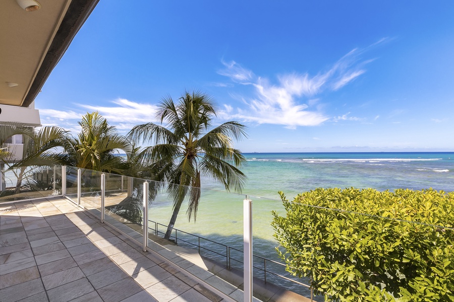 Upstairs covered oceanside lanai.