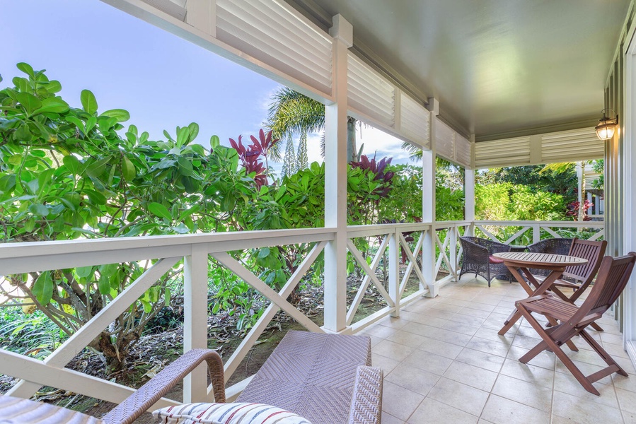 Private lanai with outdoor seating
