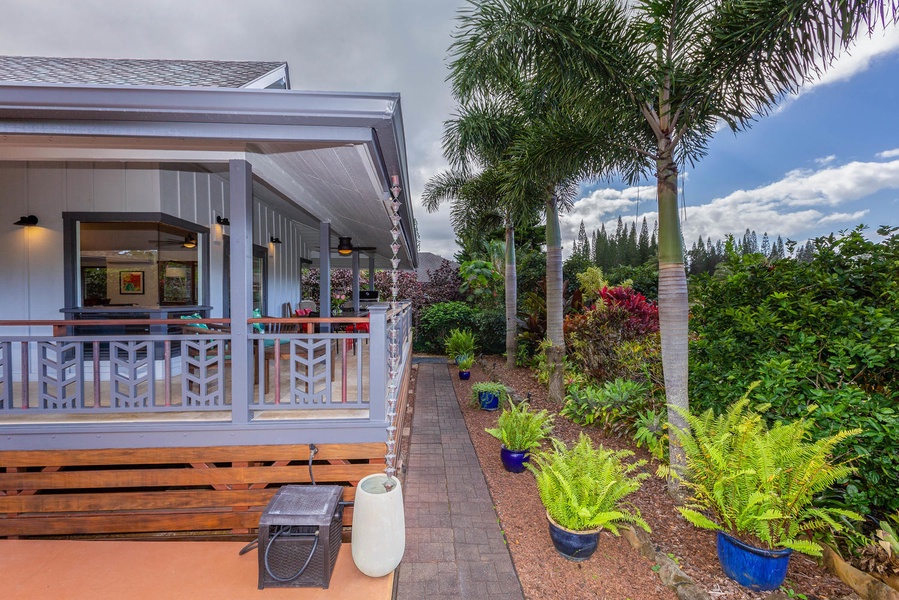 Large lanai lined with palm trees