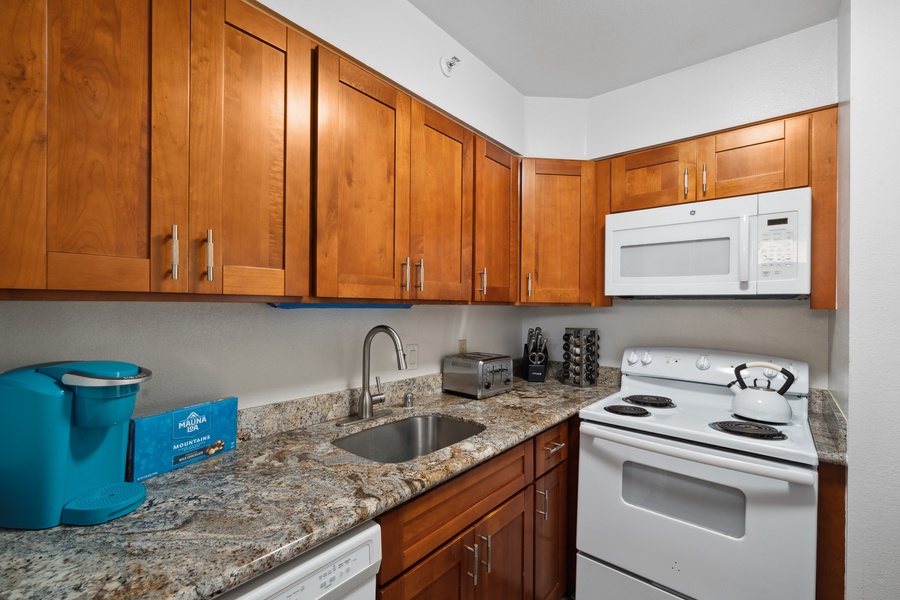 Royal Kahana 308’s kitchen blends granite counters and modern ease for meal prep.