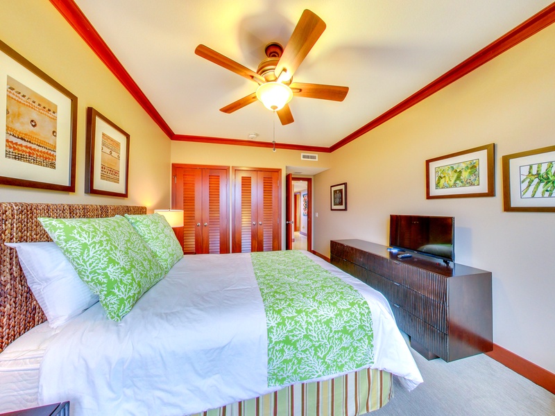 The second guest bedroom with queen size bed, flat screen TV and ceiling fan in our Ko Olina Villa.