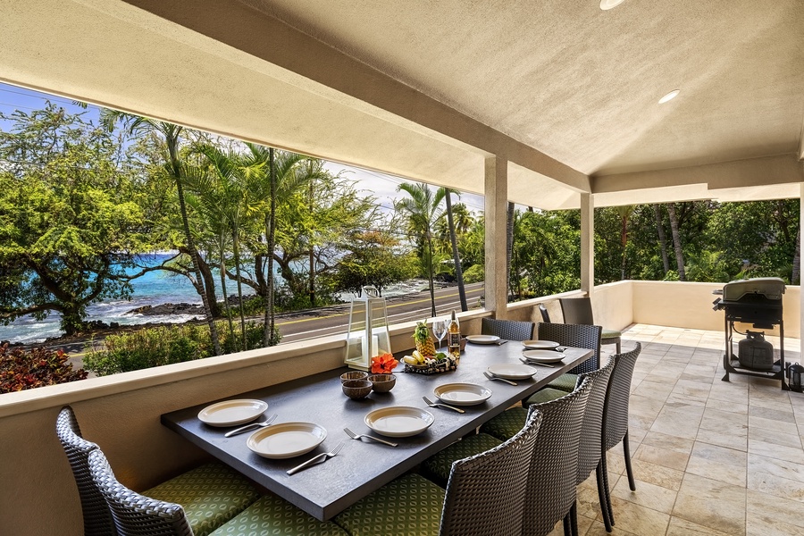 Wrap around Lanai with views of the surfers!