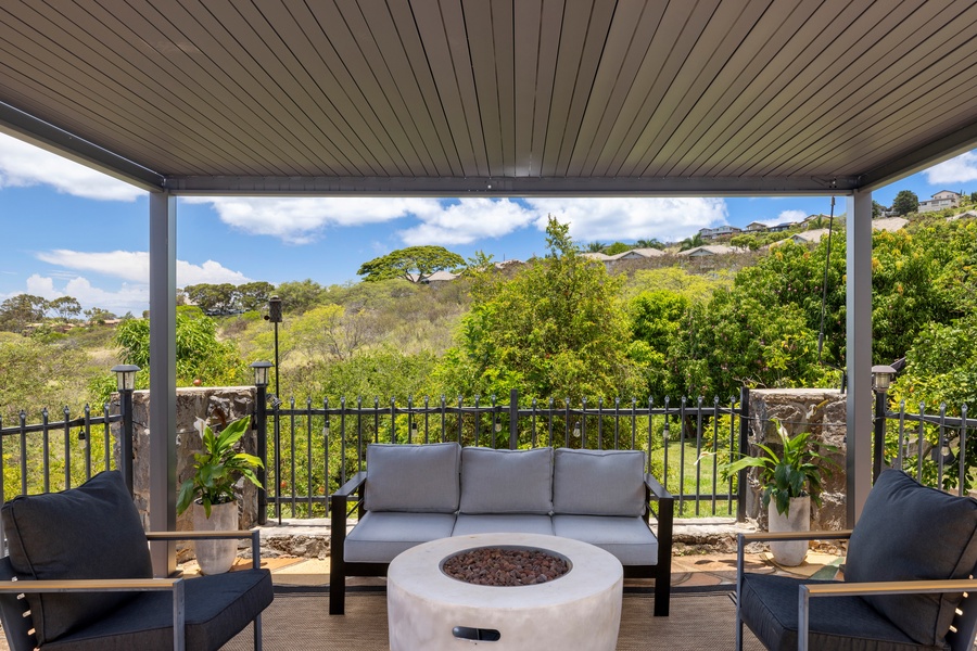 Gather under cover in this plush outdoor seating area—perfect for morning coffee, afternoon work calls, or relaxed evening chats.