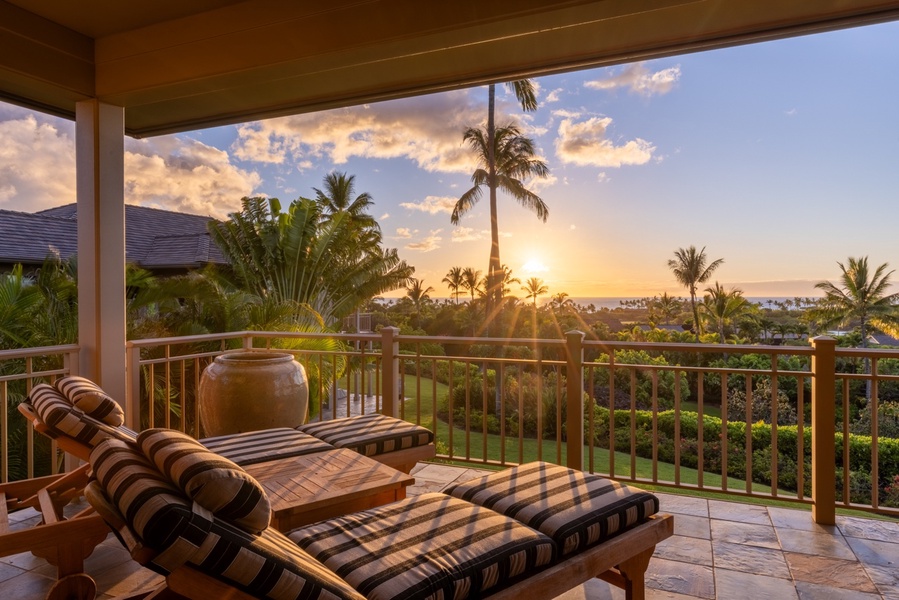 Periodic views of the humpback whale migrations during winter (Dec-Apr) are on offer from your private lanai.