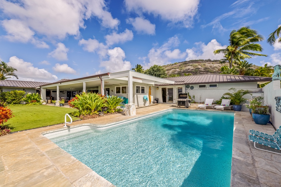 Take a dip in paradise and escape to our luxurious villa in Oahu, complete with a stunning pool and breathtaking views