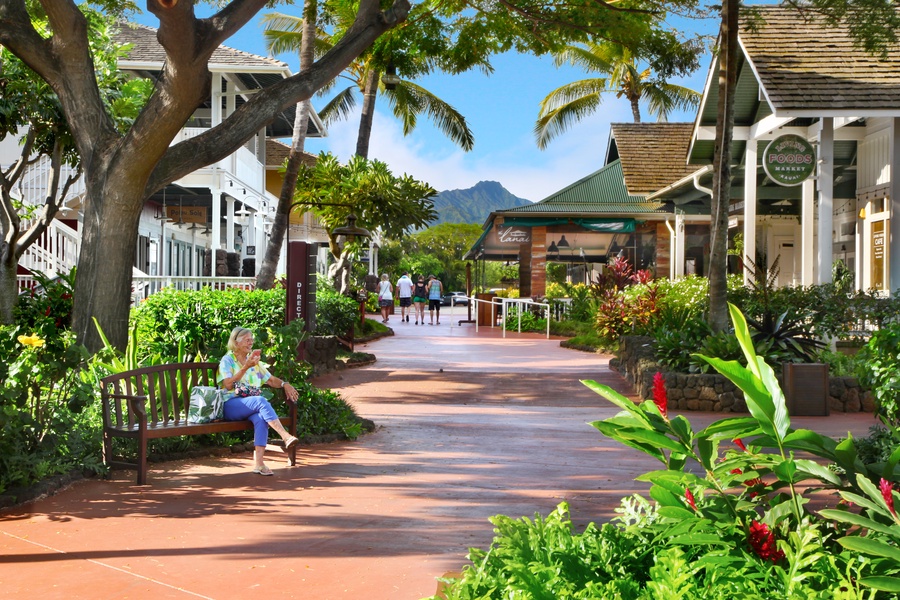 Just a short stroll away within the Shops at Kukuiula, guests will find casual and fine dining, upscale shopping, a gourmet farmers' market, art galleries, and Hawaiian music and hula shows