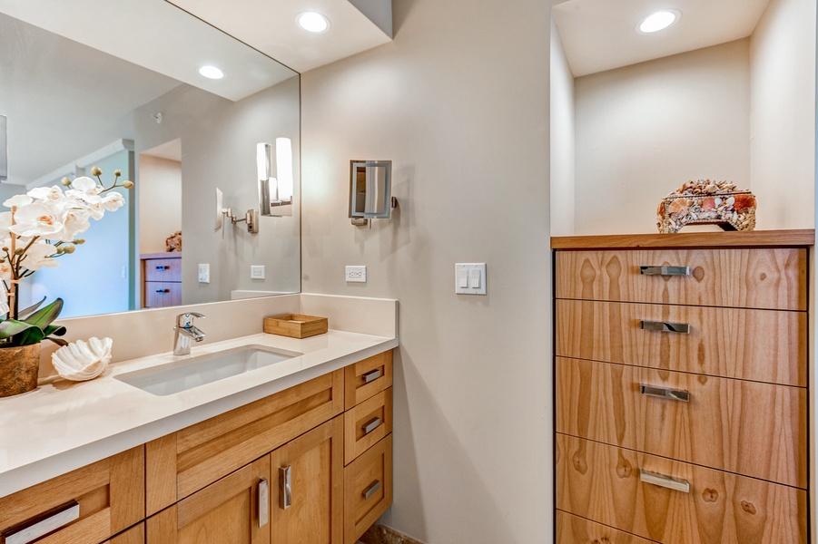 Mahana 1119 has plenty of storage to keep your island essentials organized and out of sight.