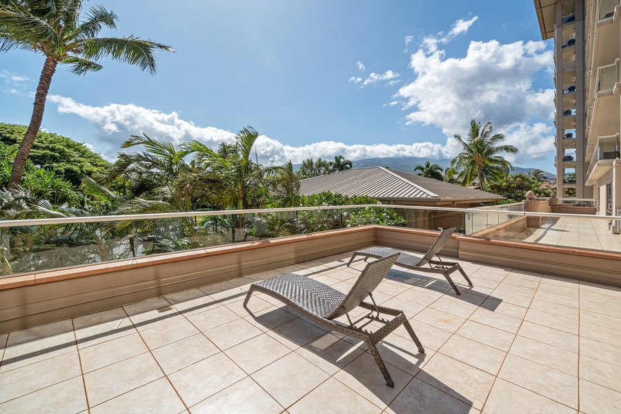 Lanai loungers in Honua Kai Konea 230/232 invite you to relax beneath Maui’s blue skies