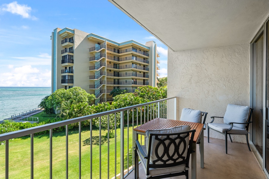 Royal Kahana 308 private corner lanai with side-facing mountain views offers bonus privacy and space to fully unwind.
