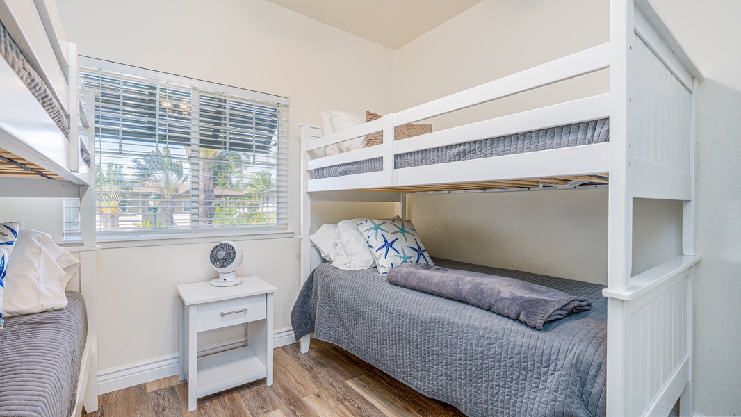 The third guest bedroom with two sets of bunk beds.