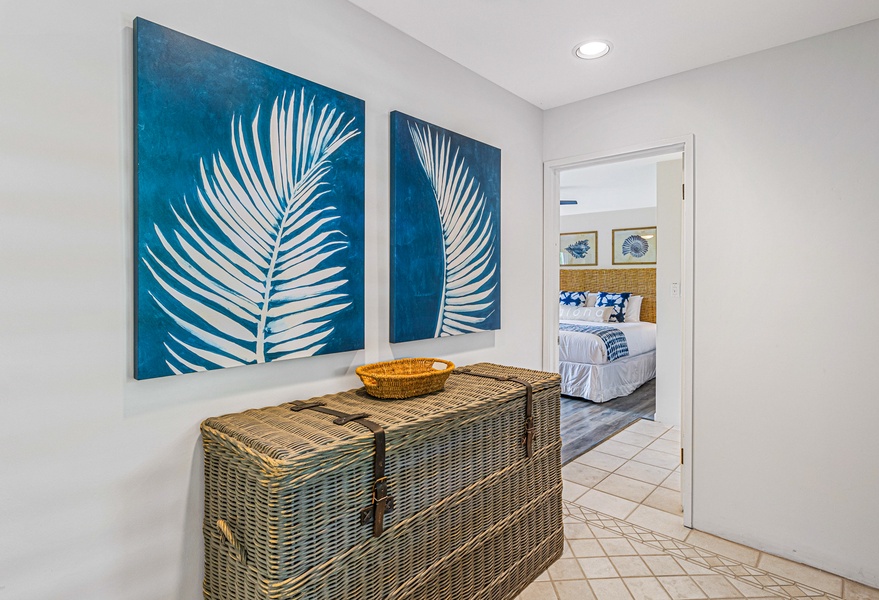 A peaceful hallway in Wailea Ekolu 1605 guides you to the tranquil bedroom, perfect for unwinding.