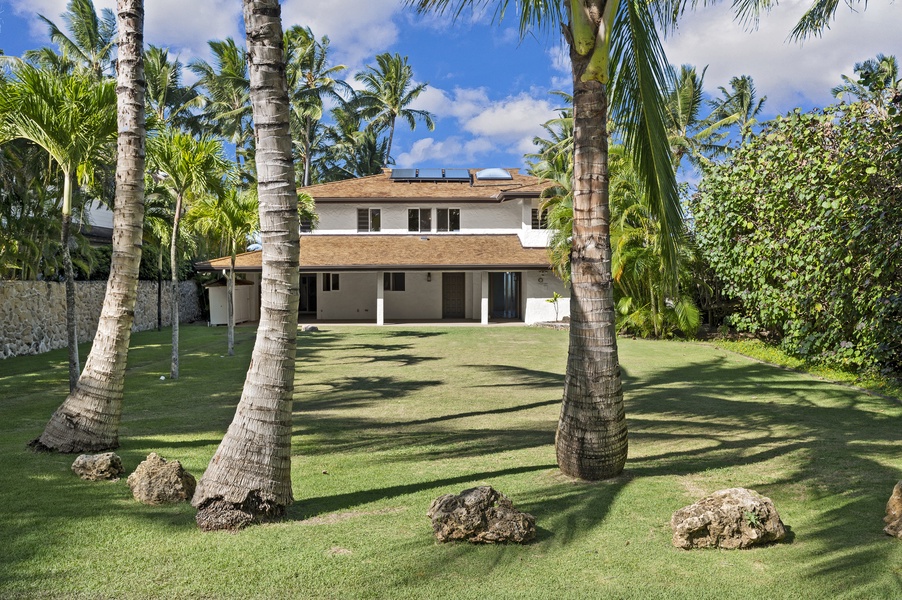 Surround yourself with beautiful palms and good times at Kailua Hale Kahakai