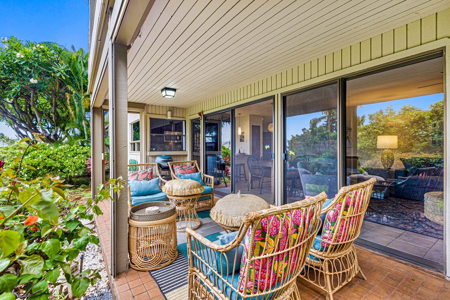 Covered lanai at Wailea Ekolu 1605 with cozy seating and lush Maui surroundings.