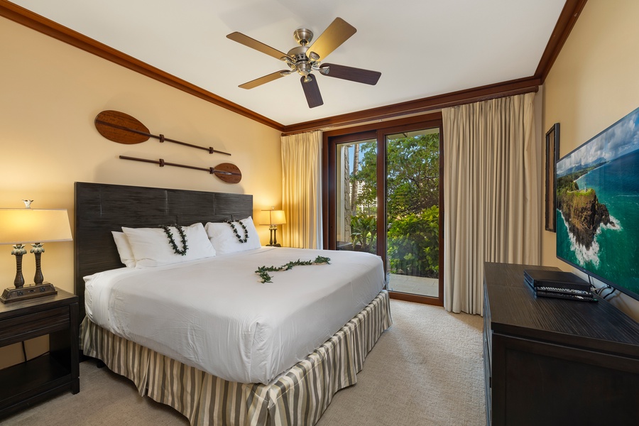 The primary guest bedroom with access to the lanai.