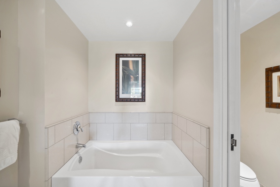 Relax in Honua Kai Konea 204’s spa-like tub, the perfect soak after a beach day or sunset stroll.