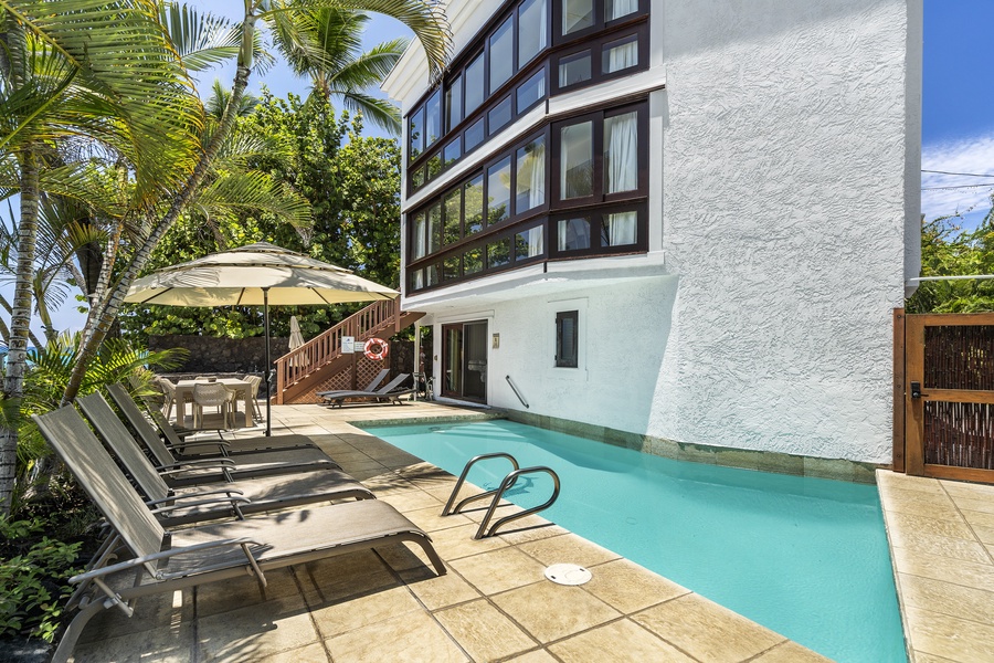 ona’s Shangri La is the epitome of modern luxury. This stunning, custom-designed tri-level home sits right on the edge of the ocean’s rocky shoreline in Kailua-Kona. P