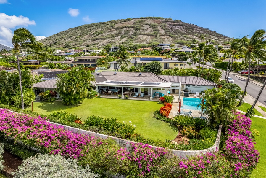 Guests may enjoy a variety of water activities at nearby Maunalua Bay, including snorkel tours, private fishing charters, jet skiing, and parasailing